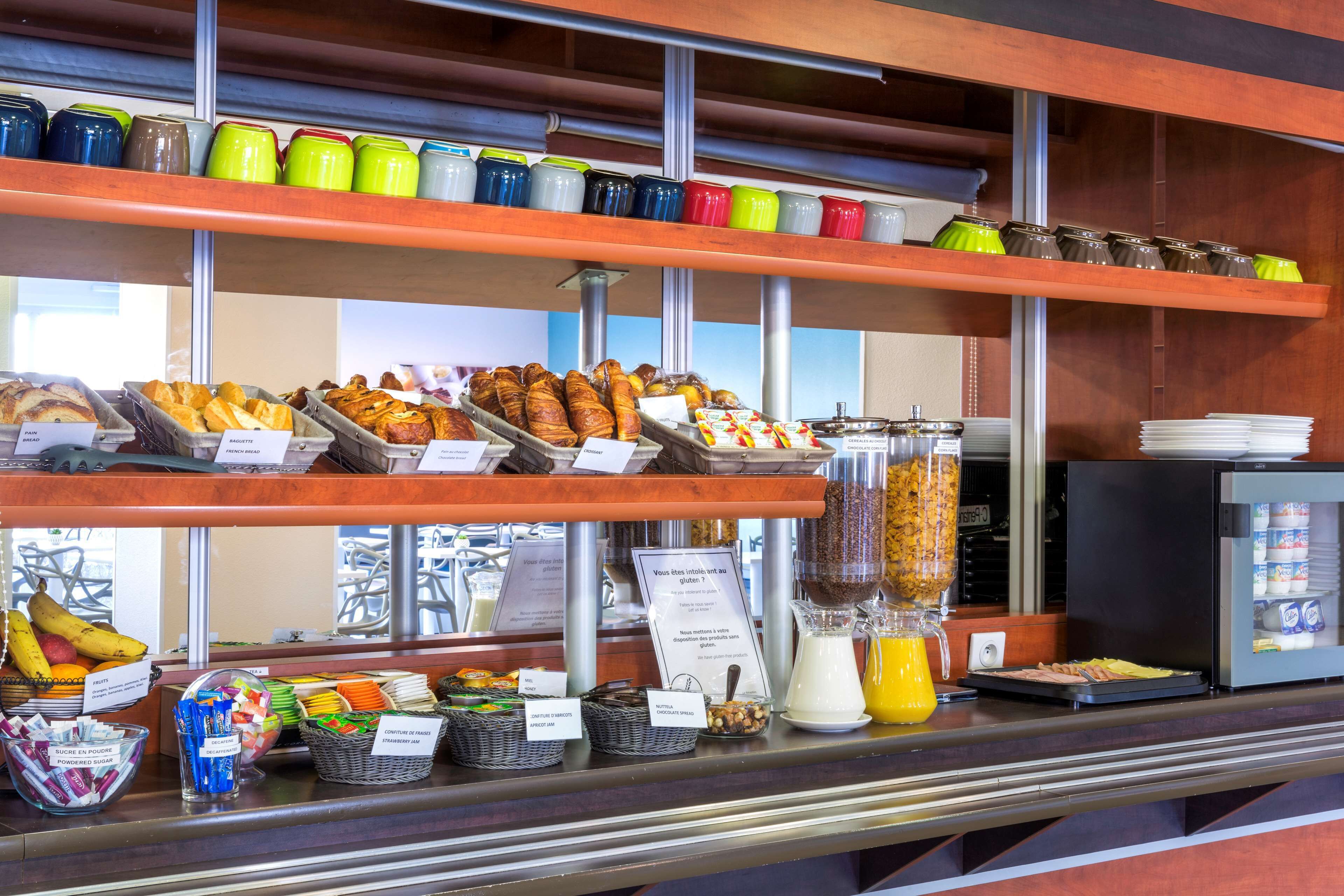 Un bufé de desayuno con diversas opciones de comida y bebidas.