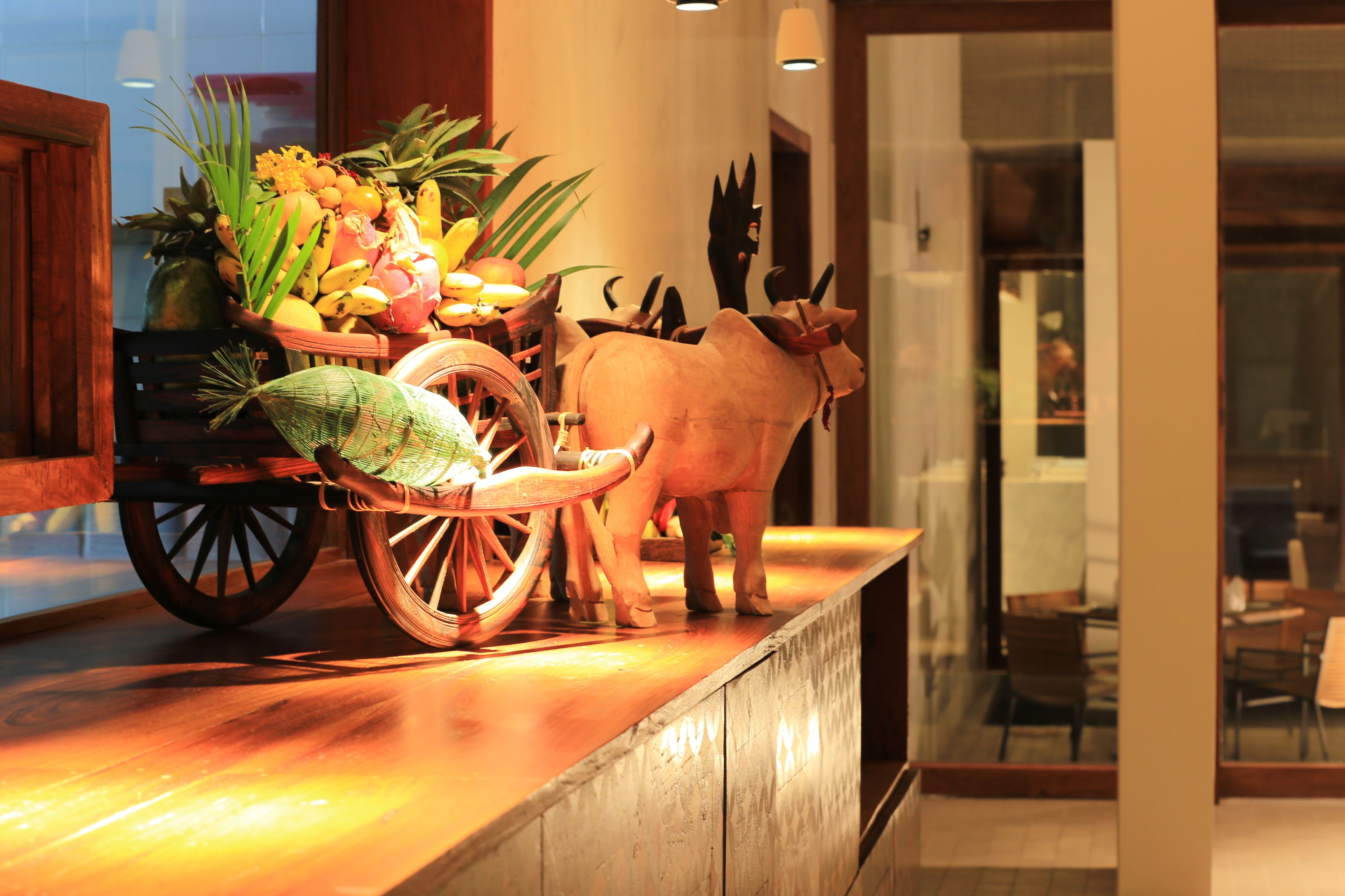 lunch, dinner, brunch served; international cuisine