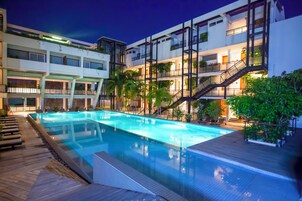 Una piscina al aire libre
