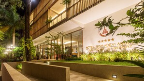 L’entrée d’un hôtel, avec une enseigne indiquant : « HÔTEL SOMADEVI ARUNAGIRI, HÔTEL-BOUTIQUE ET COMPLEXE DE VILLAS ».
