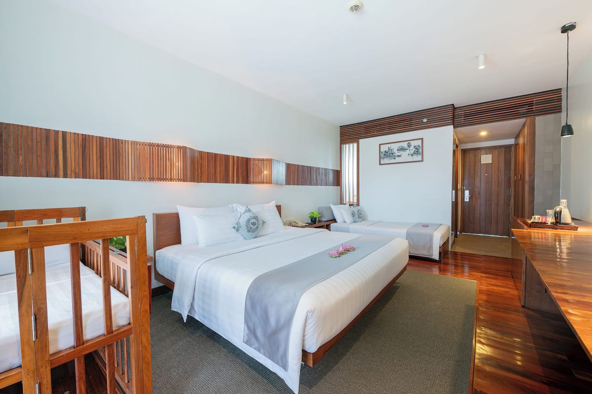 Executive Deluxe Double Room | Minibar, in-room safe, desk, iron/ironing board