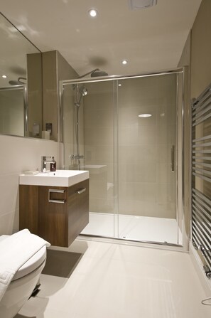 Amenidades de baño gratuitas, secadora de cabello, toallas, jabón 