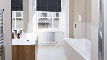 Kostenlose Toilettenartikel, Haartrockner, Handtücher