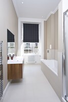 Ücretsiz banyo/kozmetik ürünleri, saç kurutma makinesi, havlu, sabun 