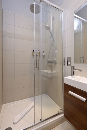 Lejlighed - 2 soveværelser | Badeværelse | Gratis toiletartikler, hårtørrer, håndklæder, Sæbe