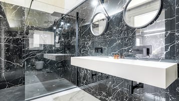 Habitación Confort doble | Baño | Ducha y cabezal de ducha tipo lluvia