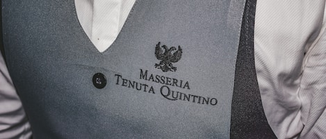 Eine Weste mit der Aufschrift "MASSERIA TENUTA QUINTINO" und einem Adlerwappen.