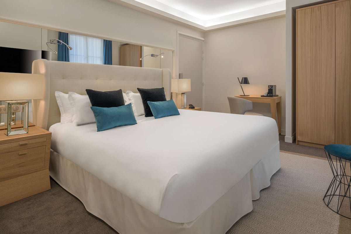 Zimmer, 1 King-Bett | Hochwertige Bettwaren, Minibar, Zimmersafe, Schreibtisch
