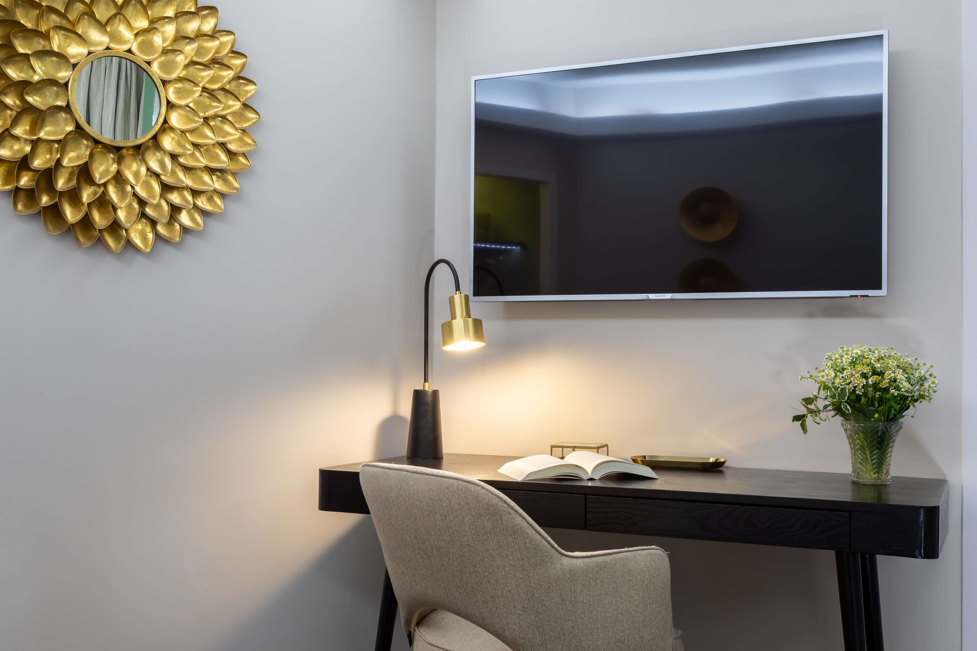 signature suite, 1 king bed | premium bedding, minibar, in-room safe, desk