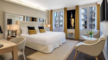 Junior suite, 1 kingsize bed | Luxe beddengoed, een minibar, een kluis op de kamer, een bureau