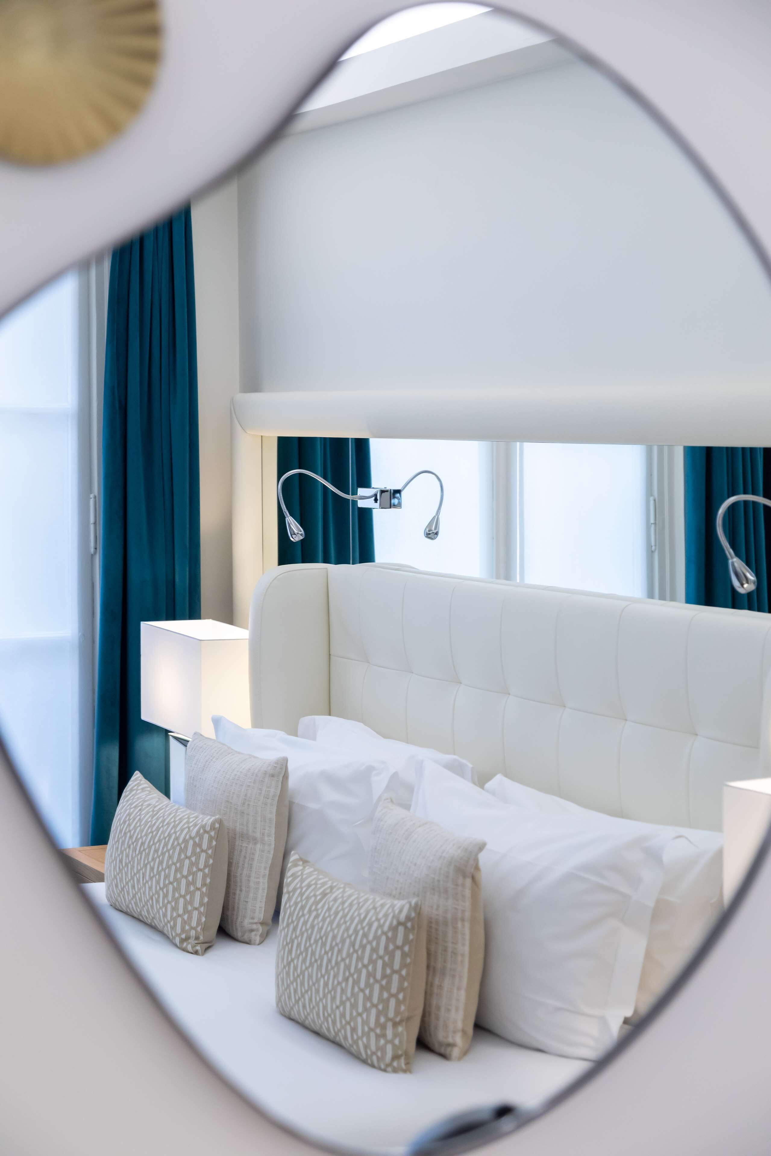 Luxe beddengoed, een minibar, een kluis op de kamer, een bureau