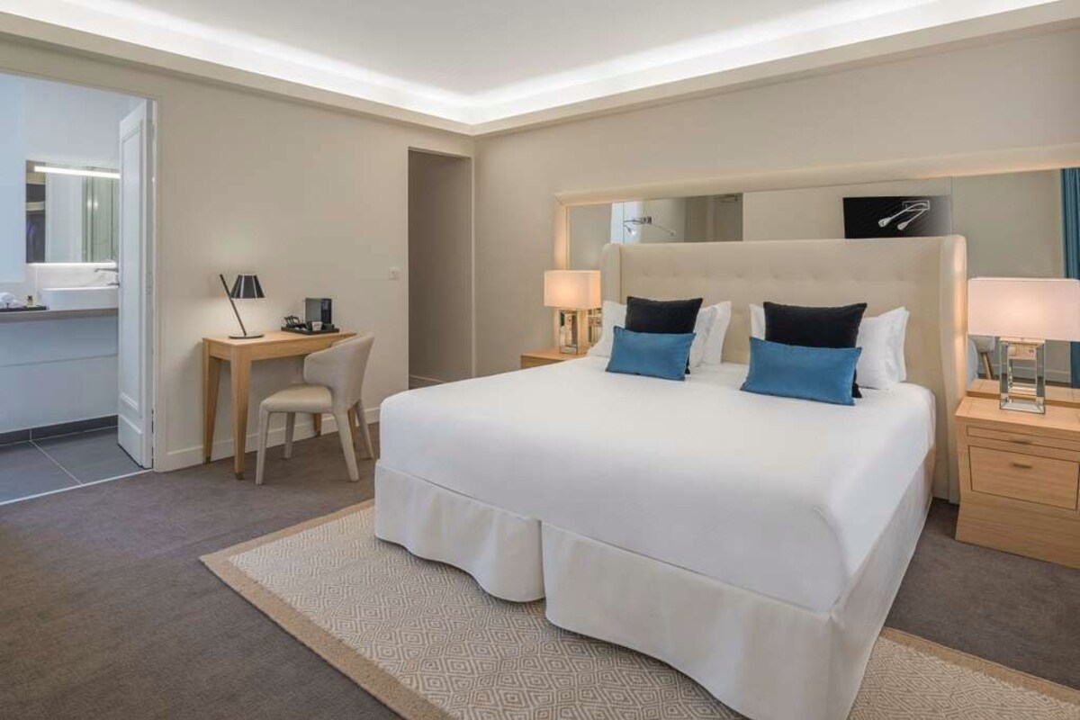 Ropa de cama de alta calidad, minibar, caja fuerte y escritorio