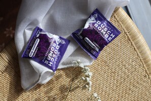 Twee zakjes Waltz7 Bosch lavendel aromatherapie op een geweven ondergrond.