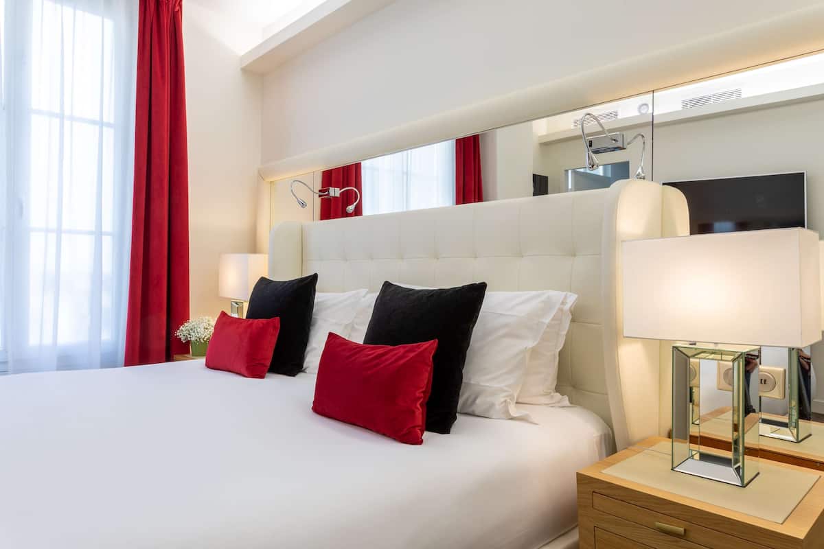 Hochwertige Bettwaren, Minibar, Zimmersafe, Schreibtisch