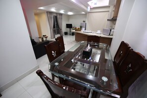 Phòng Suite Royal, 2 phòng ngủ | Khu vực ăn uống tại phòng