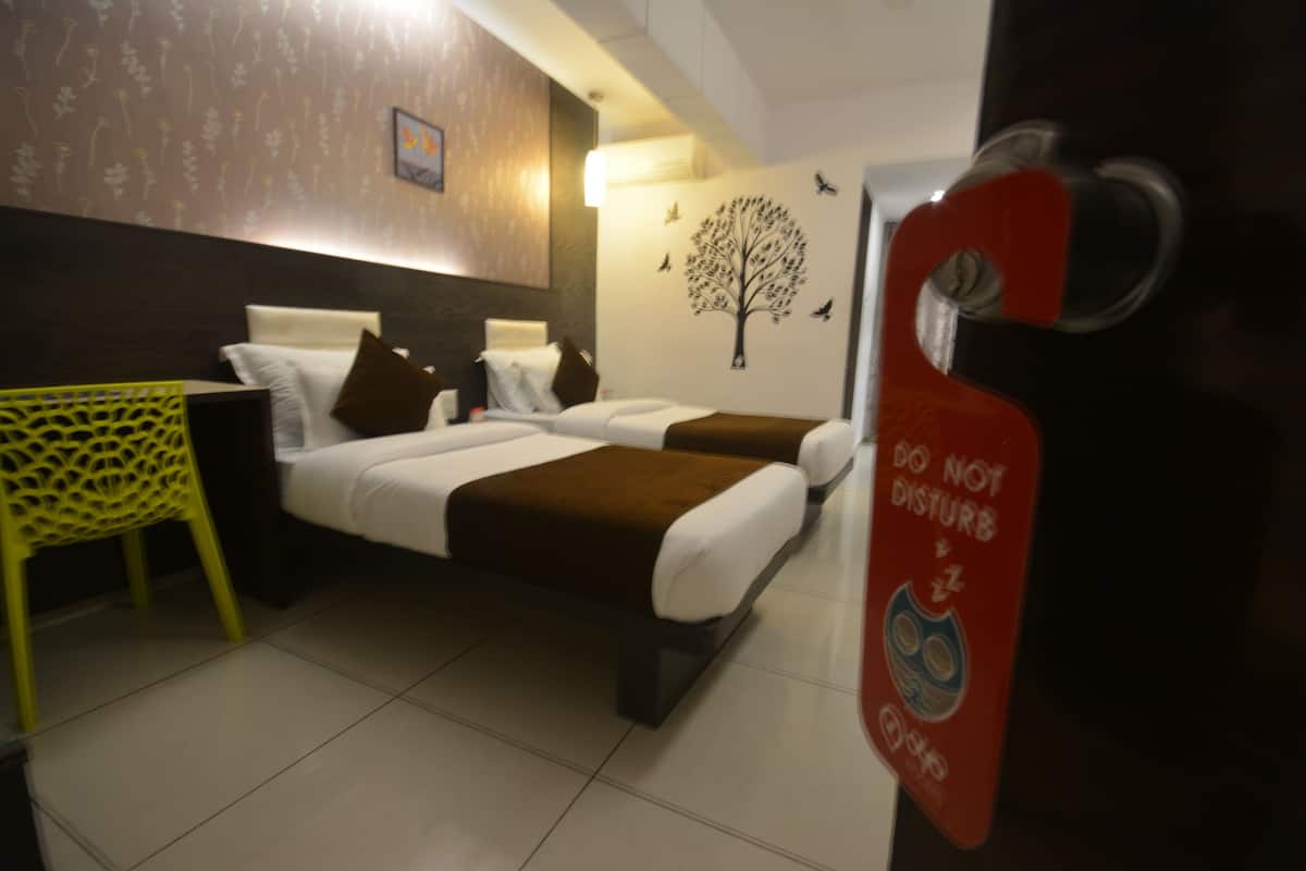 Standard Room | Living area | Flat-screen TV, fireplace, pay films