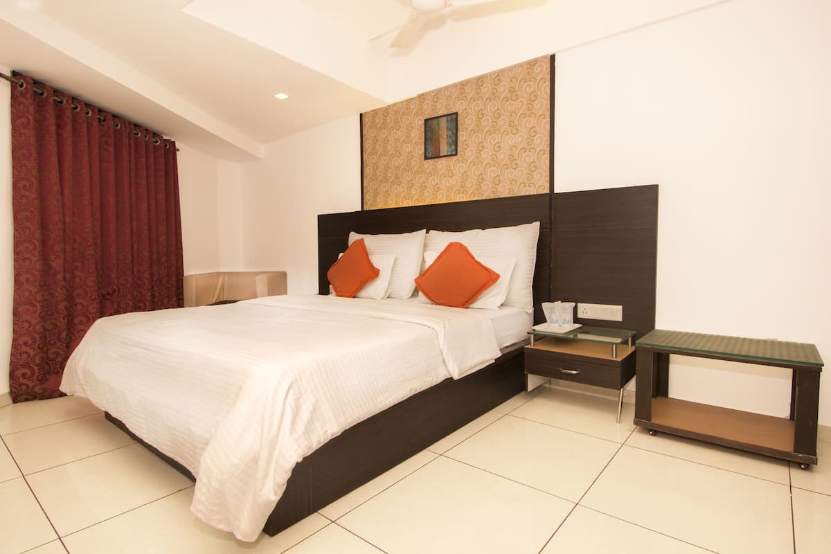 Deluxe Room | 1 bedroom, premium bedding, desk, iron/ironing board