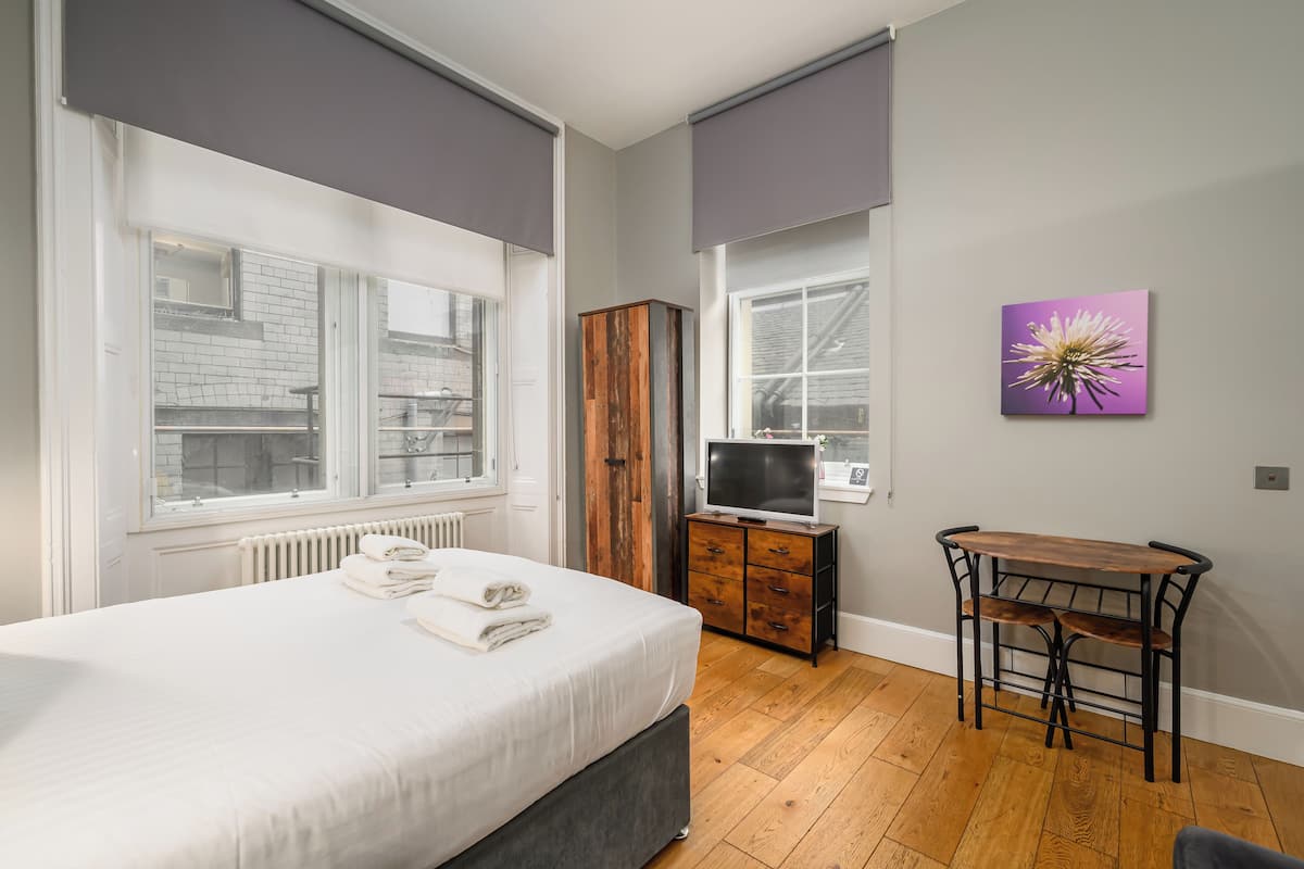 Studio 1B | Iron/ironing board, free cots/infant beds, free WiFi, bed sheets