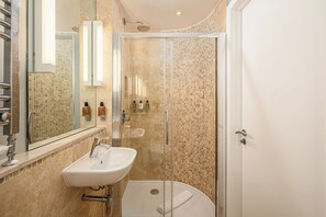 Monolocale Classic | Bagno | Doccia, set di cortesia gratuito, asciugacapelli, asciugamani