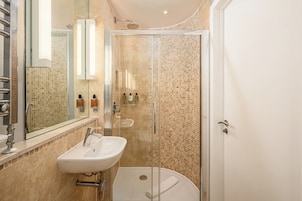 Classic Studio | Bathroom | Shower, free toiletries, hair dryer, towels