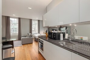 Superior Studio | Private kitchen | Fridge, microwave, electric kettle, cookware/dishes/utensils - Destiny Scotland - St. Andrew Square Apartments (Edinburgh)