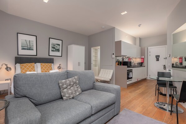 高级开间 | 熨斗/熨衣板、旅行婴儿床、免费 WiFi、床单