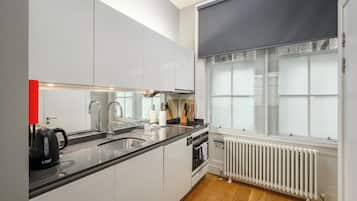 Estudio clásico | Cocina privada | Refrigerador, microondas, cafetera y tetera y utensilios de cocina