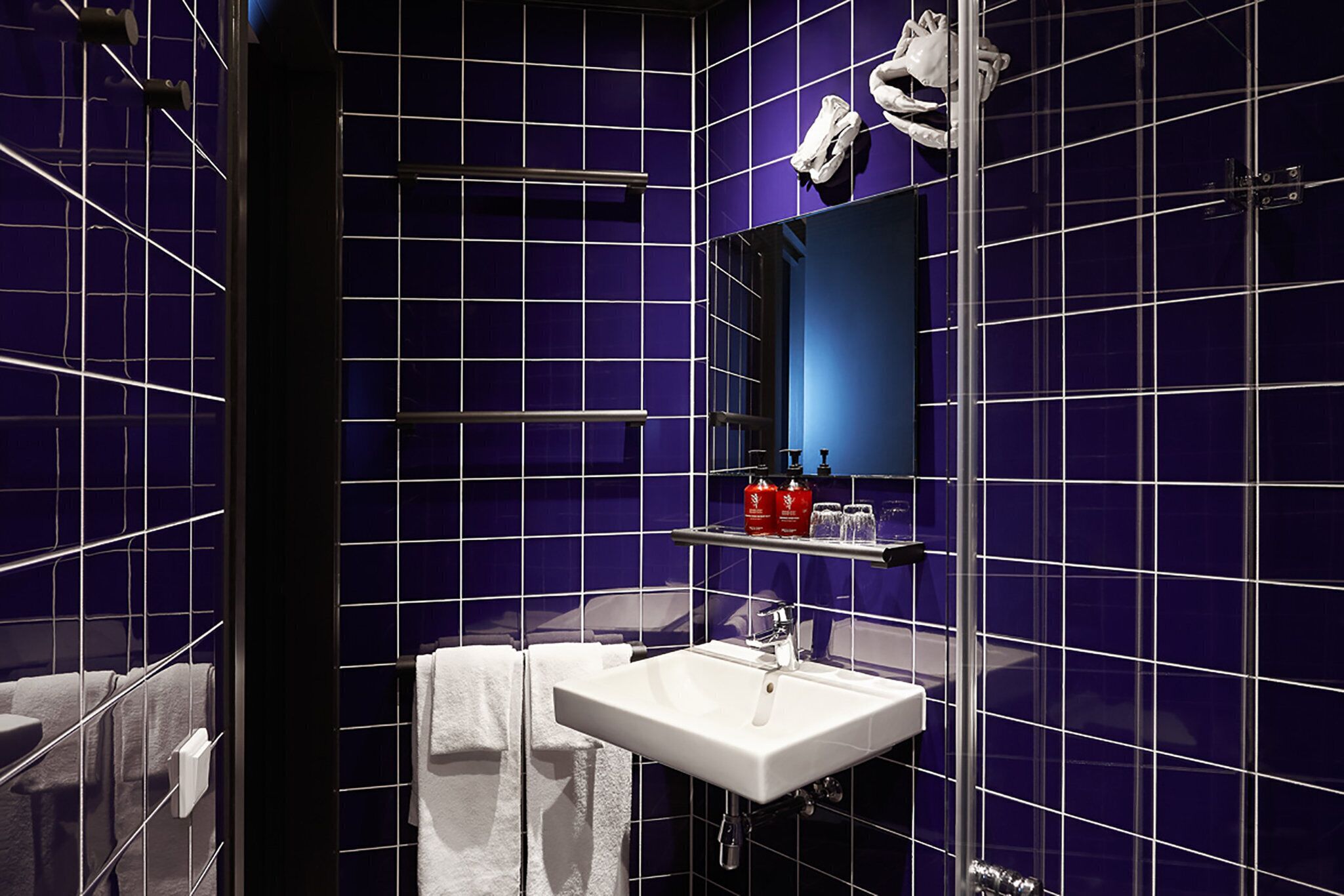 design room, 2 bedrooms | bathroom | free toiletries, towels, soap, shampoo