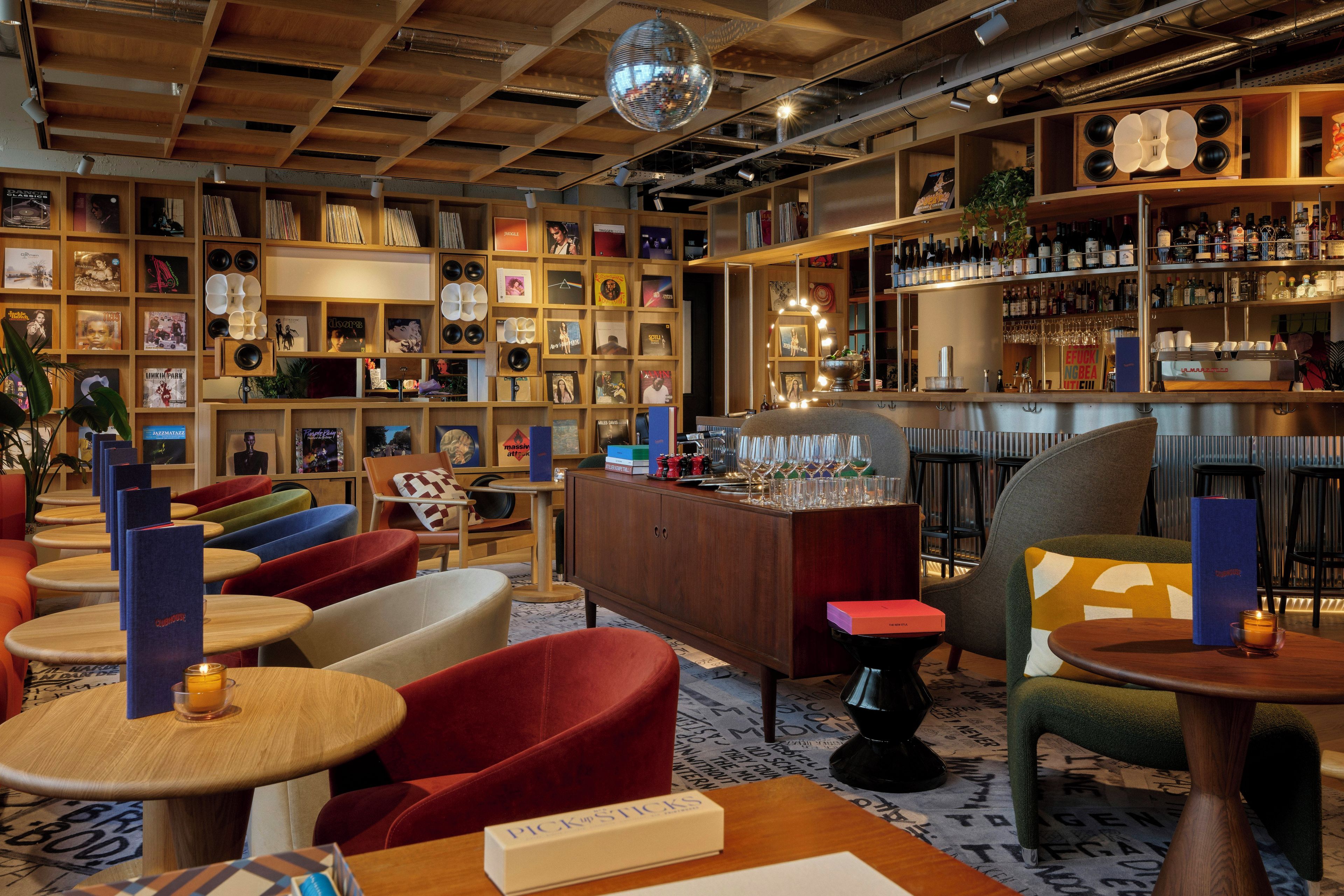 Eine Bar mit Bücherregalen, Sitzgelegenheiten und einer Theke.