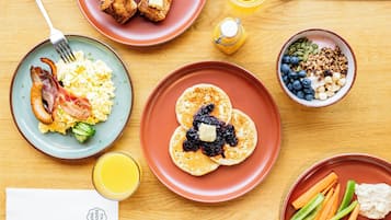 Desayuno buffet diario (EUR 21.50 por persona)