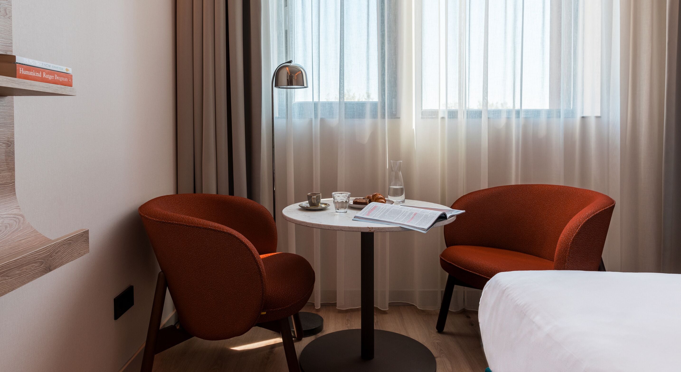 Phòng có thiết kế đặc trưng | Trang trí khác biệt, trang bị nội thất với thiết kế riêng biệt, bàn 