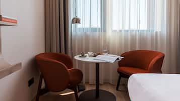 Phòng có thiết kế đặc trưng | Trang trí khác biệt, trang bị nội thất với thiết kế riêng biệt, bàn