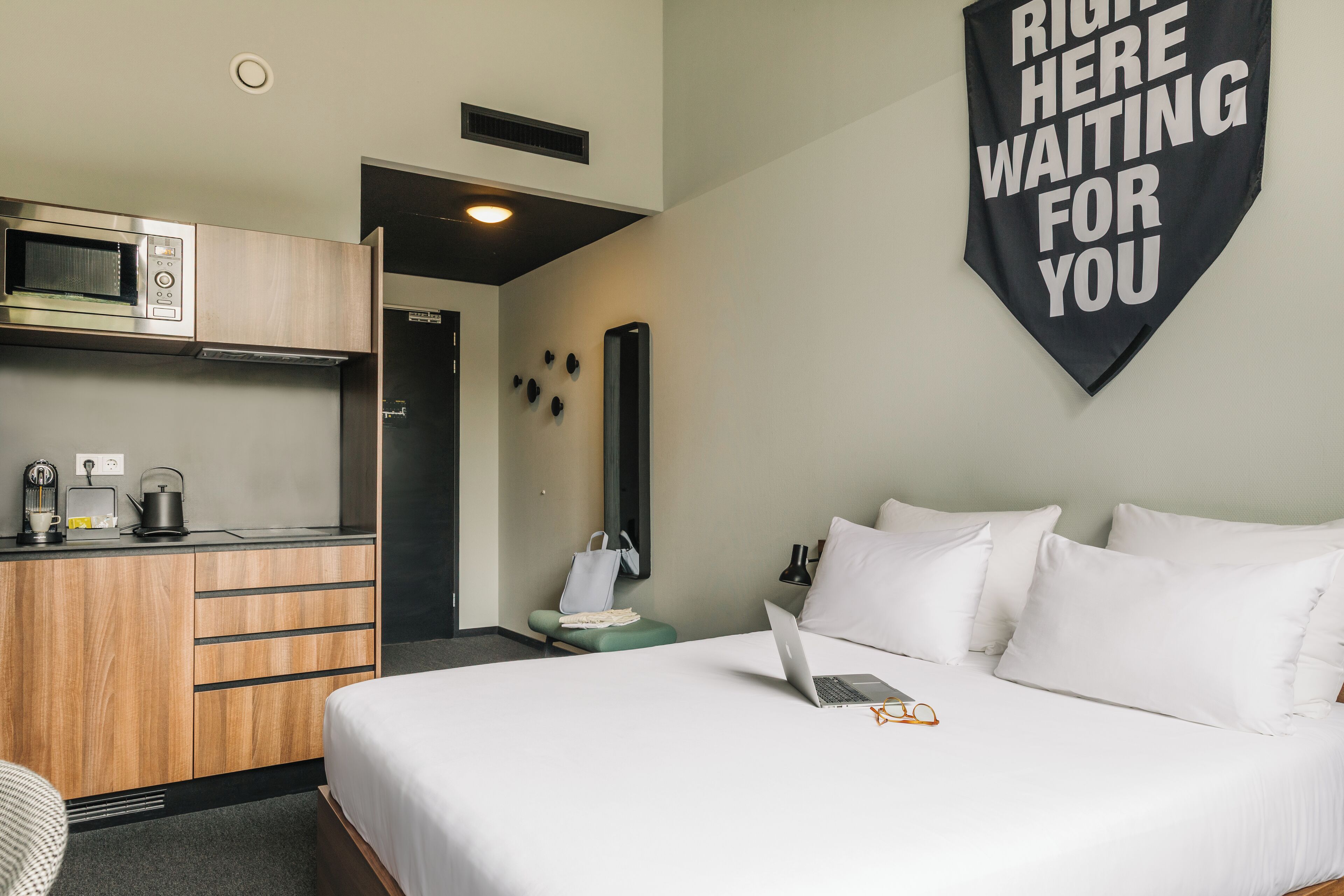 Deluxe Studio | Individually decorated, individually furnished, desk, soundproofing