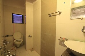 Quarto luxo, 1 quarto (Ac Room) | Banheiro | Chuveiro, produtos de toalete grátis, secador de cabelo, chinelos