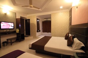 Quarto luxo, 1 quarto (Ac Room) | Área de estar | TV LED