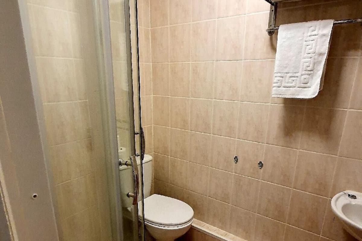 standard double room | bathroom | combined shower/bathtub, hair dryer, towels