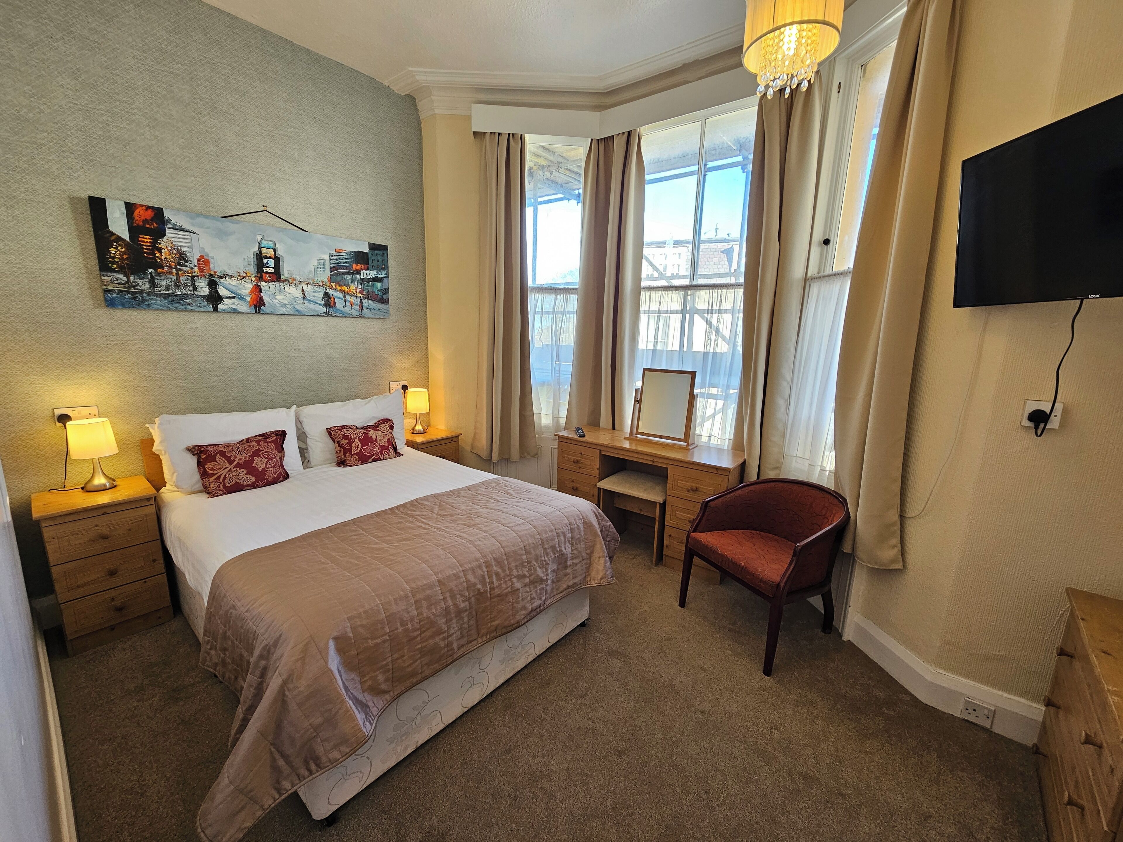 Habitación doble estándar | Tabla de planchar con plancha y ropa de cama 