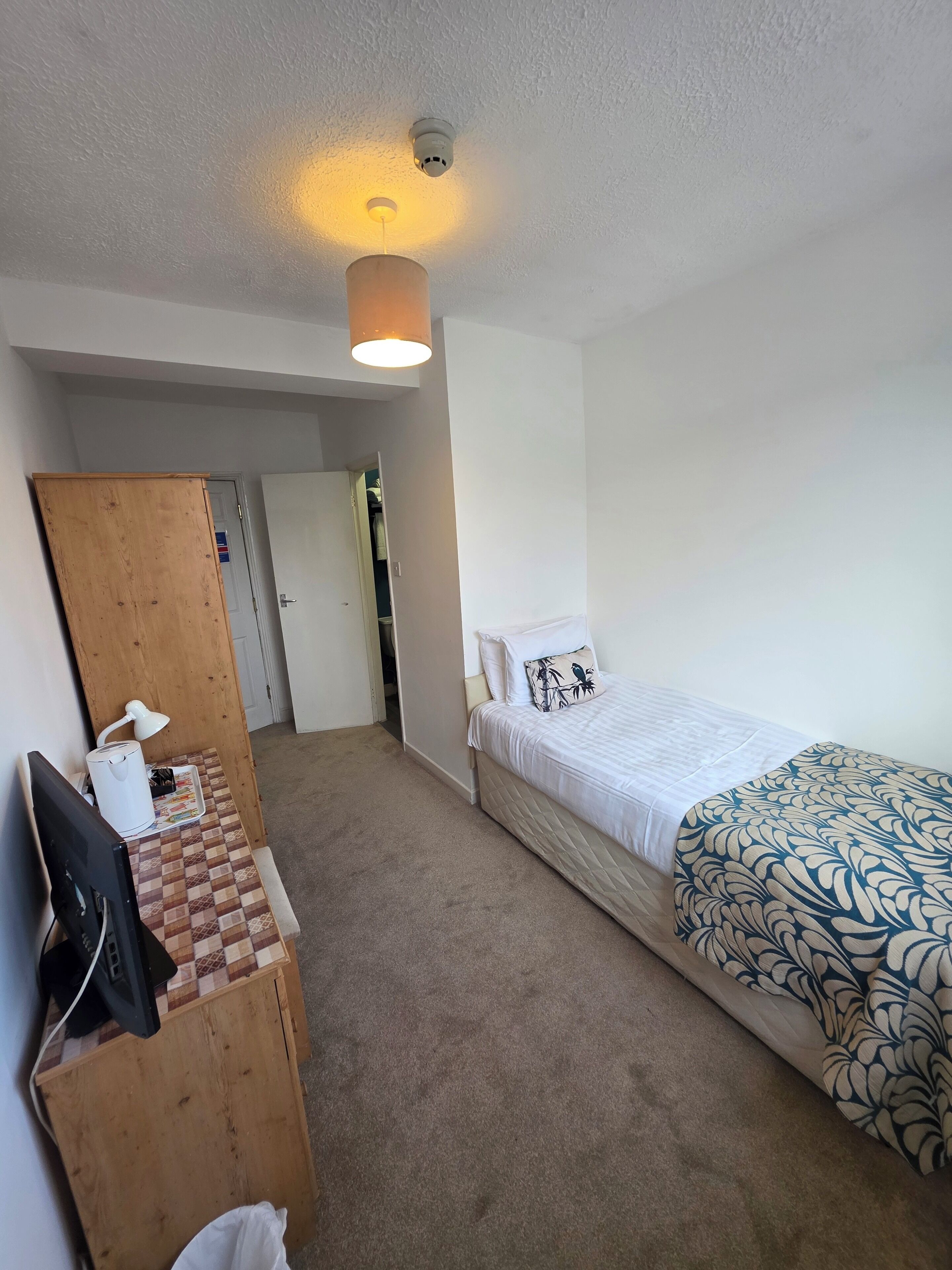 Enkeltrom – standard | Strykejern/-brett og sengetøy