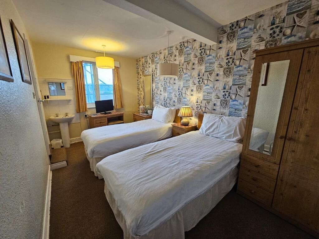 Tomannsrom – standard | Strykejern/-brett og sengetøy