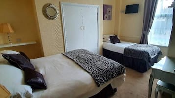 Habitación familiar | Escritorio, tabla de planchar con plancha y ropa de cama