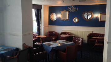 朝食 (コンチネンタル ブレックファスト)、毎日提供 (有料)