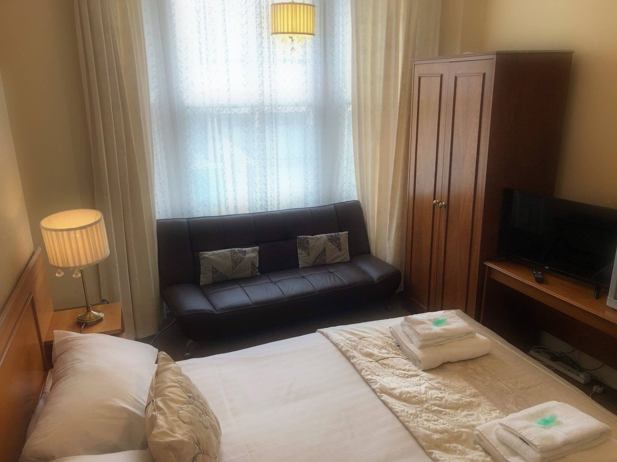 standard double room | desk, iron/ironing board, bed sheets