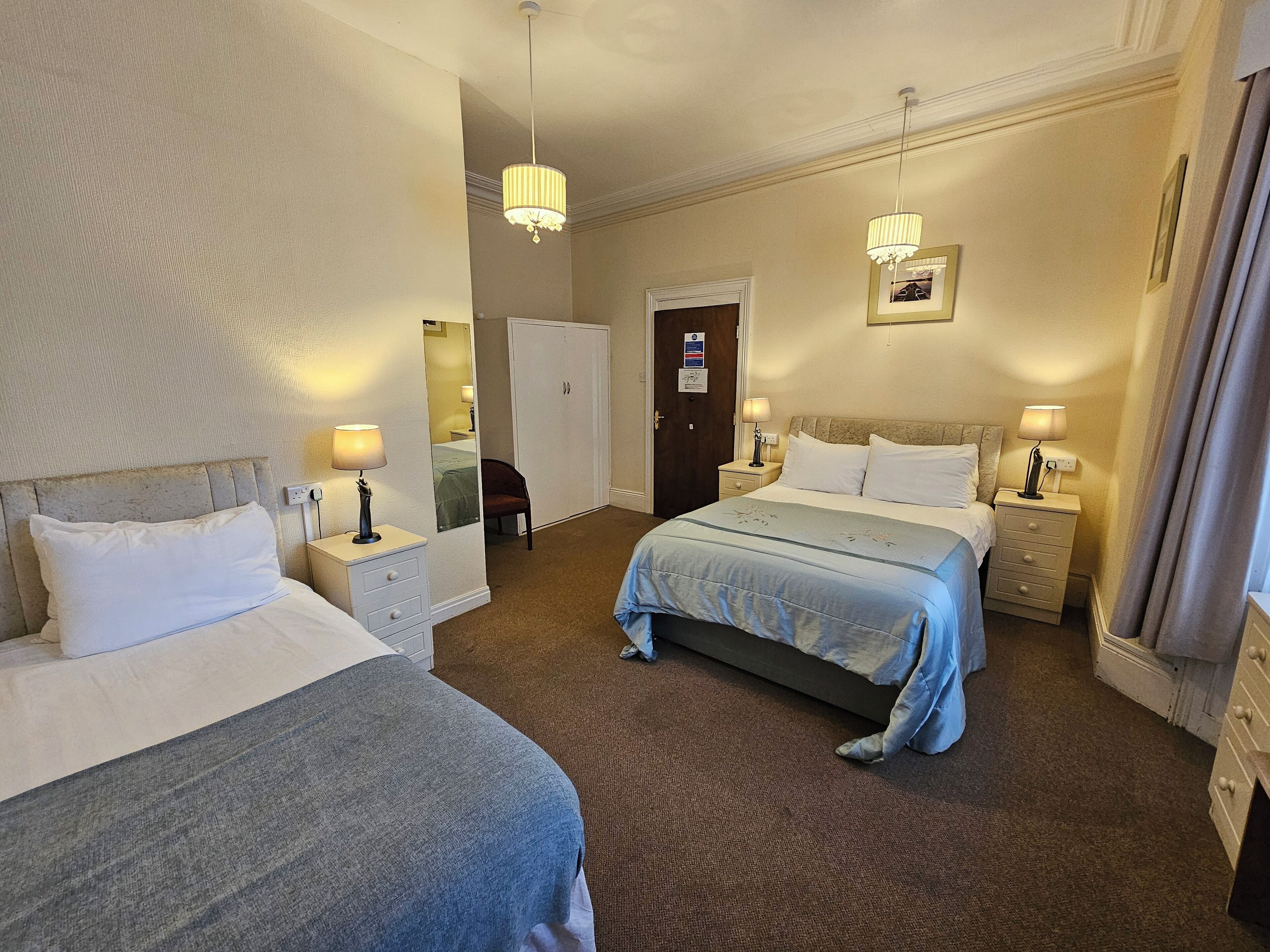 Familierom | Strykejern/-brett og sengetøy