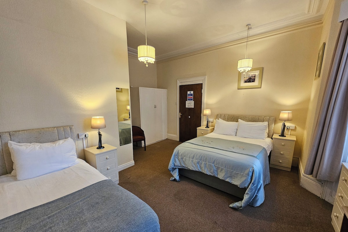 Familierom | Strykejern/-brett og sengetøy