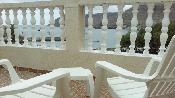 A balcony with white chairs and a view of the sea. - Tarrafal Residence (Tarrafal)