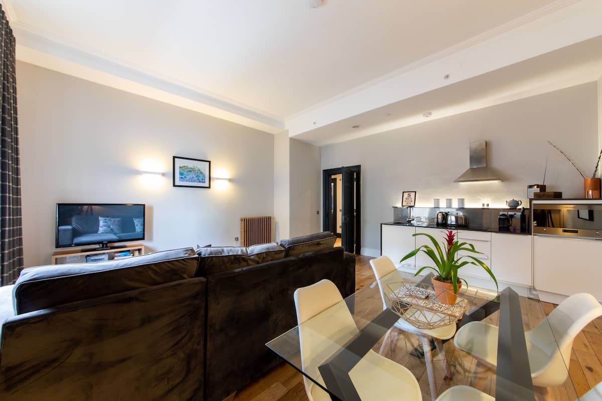 North Bridge Lofts, luxury two bedroom | Sala de estar | Televisión de pantalla plana de 45 pulgadas con canales digitales