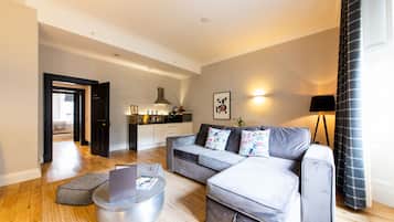 North Bridge Lofts, luxury two bedroom | Área de estar | TV de tela plana 45 polegadas com canais digitais, TV LED