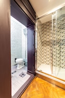 Editors apartments, luxury one bedroom | Banyo | Duş, lüks banyo/kozmetik ürünleri, saç kurutma makinesi, terlik 