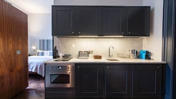 Lord Lyons Chambers, luxury studio | Cozinha privada | Geladeira, micro-ondas, fogão, cooktop