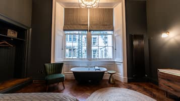 Luxe appartement | Lakens van Egyptisch katoen, luxe beddengoed, een laptopwerkplek